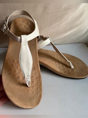 Vionic White Women's White Leather Kirra Strap Thong Sandals Size 6